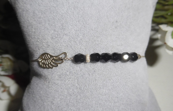 Originele vleugelarmband met kleine zwarte kristallen kraaltjes aan 925 zilveren ketting