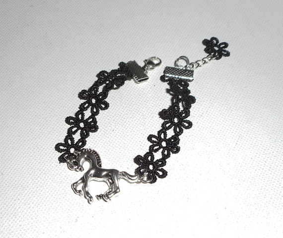 Originele armband met zilverkleurig metalen paard op zwart kant