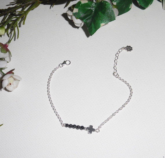 Origineel kruis en hematietstenen armband aan 925 zilveren ketting