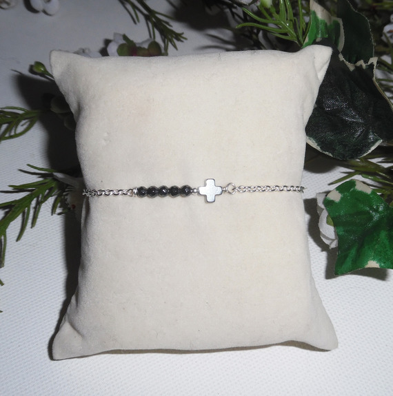 Origineel kruis en hematietstenen armband aan 925 zilveren ketting