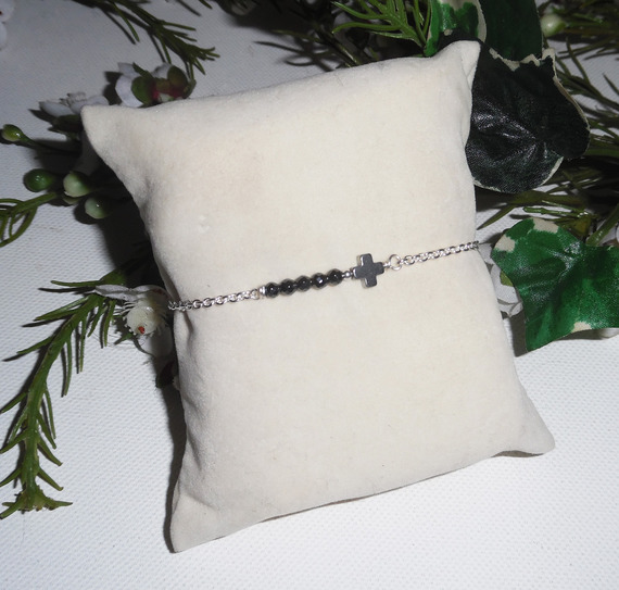Origineel kruis en hematietstenen armband aan 925 zilveren ketting