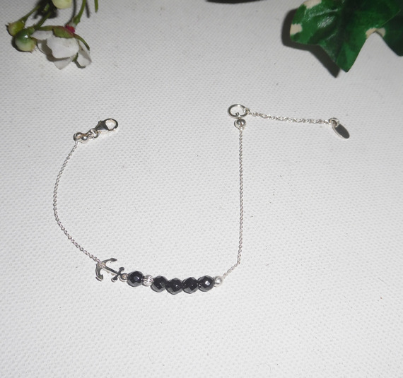 Originele armband in zee-inkt en kleine hematietparels aan een 925 zilveren ketting