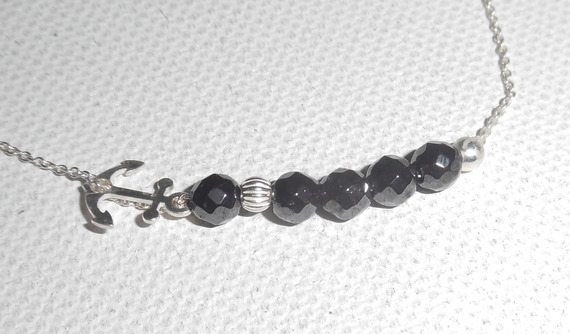 Originele armband in zee-inkt en kleine hematietparels aan een 925 zilveren ketting