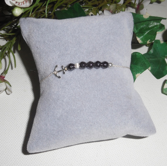 Originele armband in zee-inkt en kleine hematietparels aan een 925 zilveren ketting
