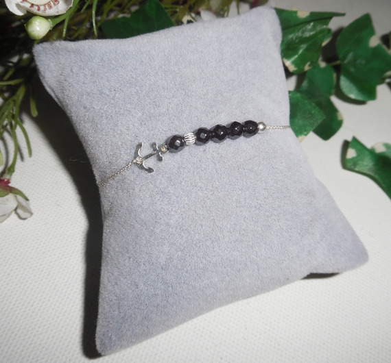 Originele armband in zee-inkt en kleine hematietparels aan een 925 zilveren ketting