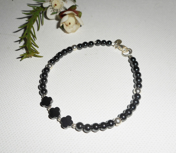 Originele armband bloemen en steentjes in hematiet met zilveren buisjes 925
