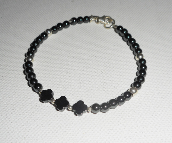 Originele armband bloemen en steentjes in hematiet met zilveren buisjes 925