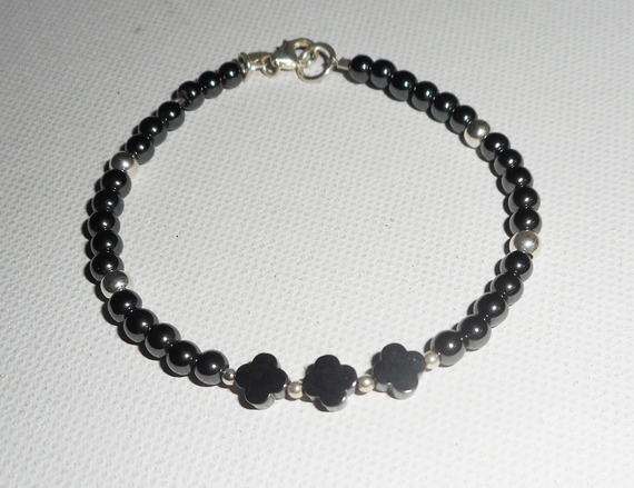 Originele armband bloemen en steentjes in hematiet met zilveren buisjes 925