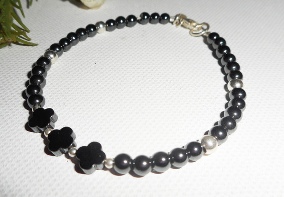 Originele armband bloemen en steentjes in hematiet met zilveren buisjes 925