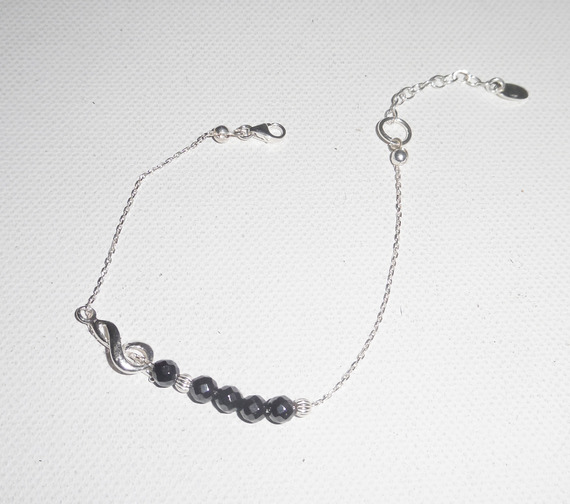 Originele armband muzieknoot en hematietkralen aan 925 zilveren ketting