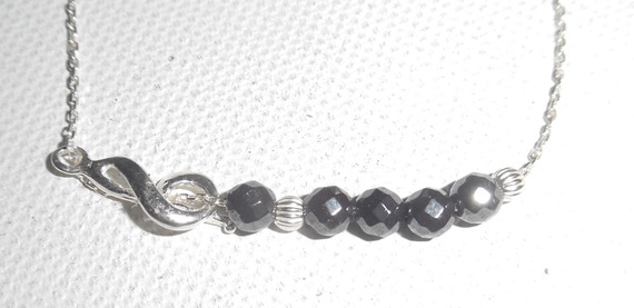 Originele armband muzieknoot en hematietkralen aan 925 zilveren ketting