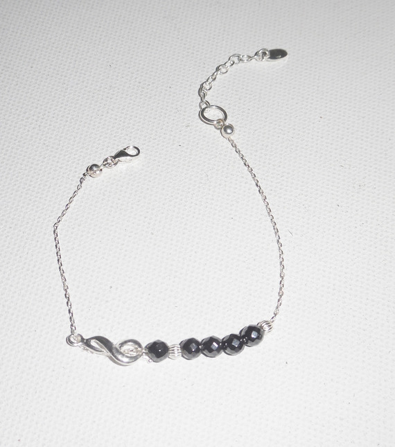 Originele armband muzieknoot en hematietkralen aan 925 zilveren ketting