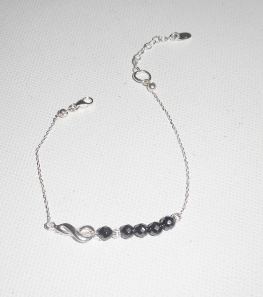 Originele armband muzieknoot en hematietkralen aan 925 zilveren ketting