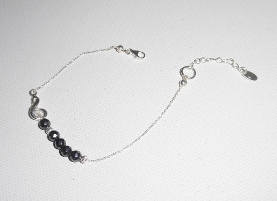 Originele armband muzieknoot en hematietkralen aan 925 zilveren ketting