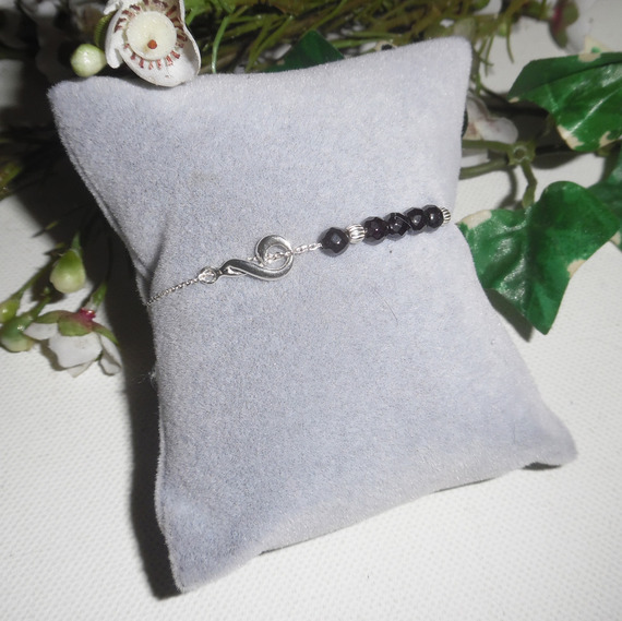 Originele armband muzieknoot en hematietkralen aan 925 zilveren ketting