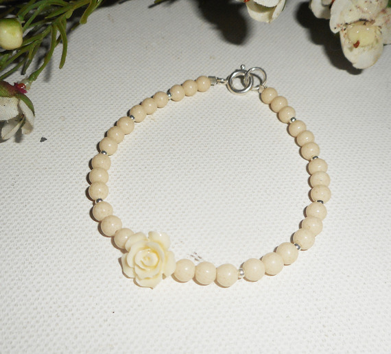 Parels en roos armband in ruwe gorgon op zilveren sluiting