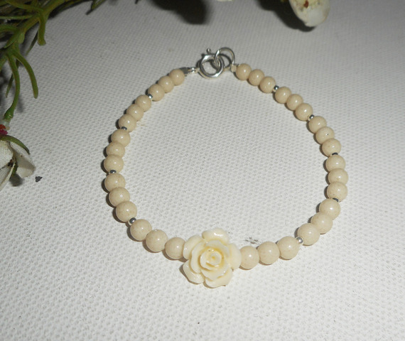 Parels en roos armband in ruwe gorgon op zilveren sluiting