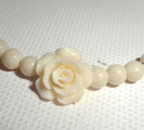 Parels en roos armband in ruwe gorgon op zilveren sluiting