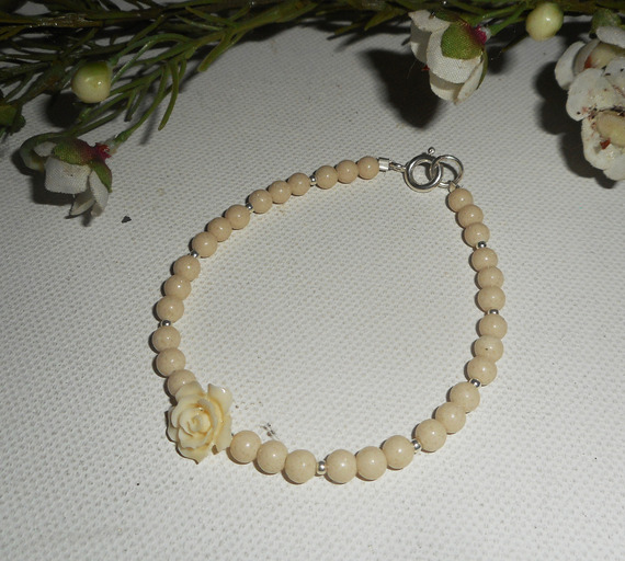Parels en roos armband in ruwe gorgon op zilveren sluiting