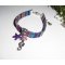 Kleurrijke stoffen armband met kwastjes van zeepaardjes en paarse zeesterren