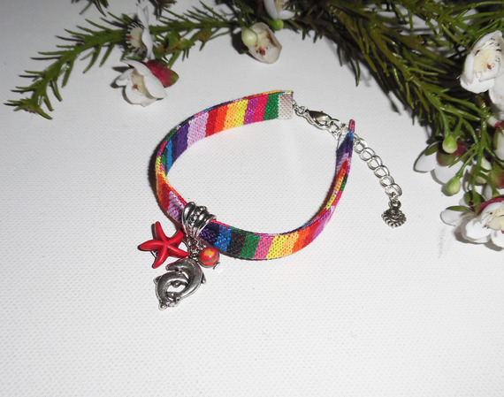 Kleurrijke stoffen armband met dolfijn en rode zeesterren kwastjes
