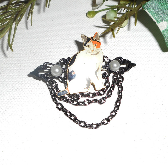 Kattenbroche met emaille parels en zwarte ketting