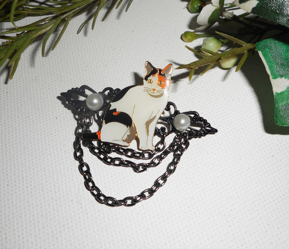 Kattenbroche met emaille parels en zwarte ketting