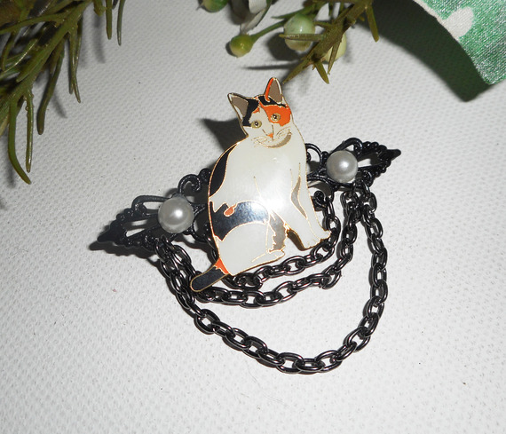 Kattenbroche met emaille parels en zwarte ketting