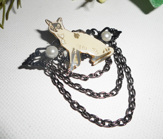 Siamese kat broche met parel email en zwarte ketting