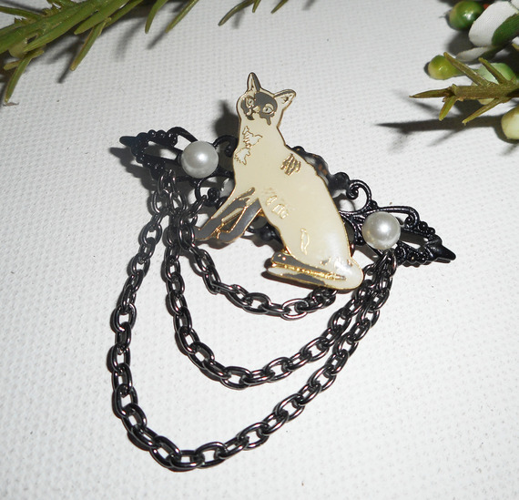 Siamese kat broche met parel email en zwarte ketting