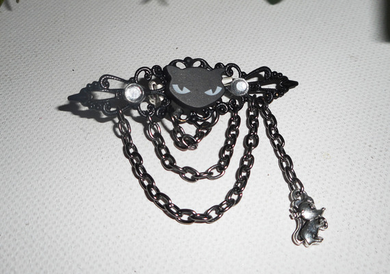 Zwarte hars kat broche met kristallen strass steentjes en zwarte ketting