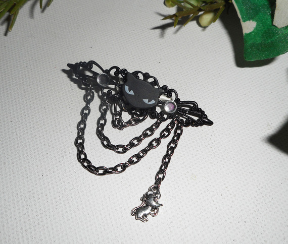 Zwarte hars kat broche met kristallen strass steentjes en zwarte ketting