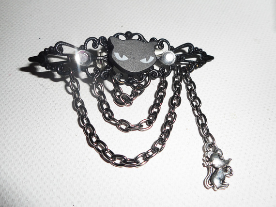 Zwarte hars kat broche met kristallen strass steentjes en zwarte ketting