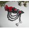 Broche van zwart en rood hars met strikje en zwarte ketting