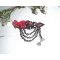 Broche van zwart en rood hars met strikje en zwarte ketting