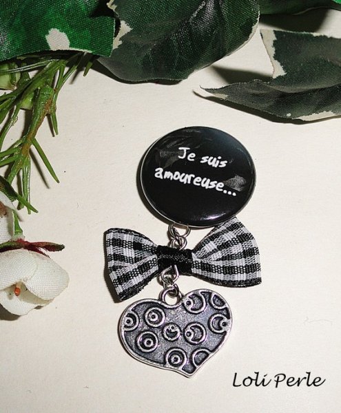 Ik hou van je" boodschap broche met kristallen strik en druppel