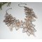 Borduurketting met ivoorkleurige bloemen en parelmoeren glaskralen