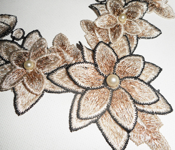 Borduurketting met ivoorkleurige bloemen en parelmoeren glaskralen
