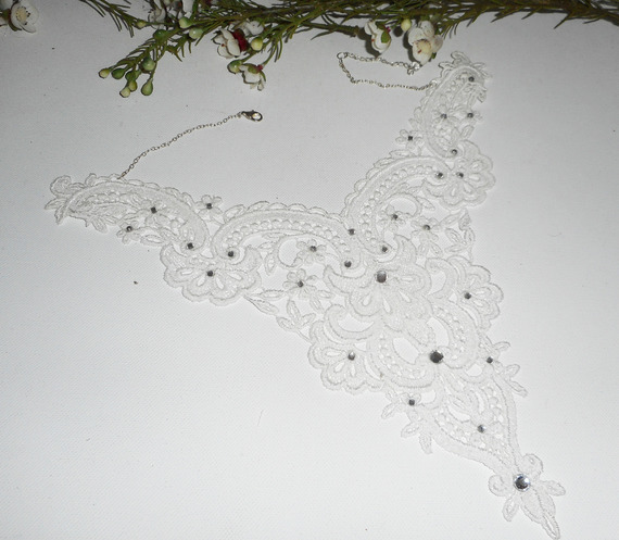 Witte Kant Ceremonie Ketting met Swarovski Kristal Bloem Ontwerp