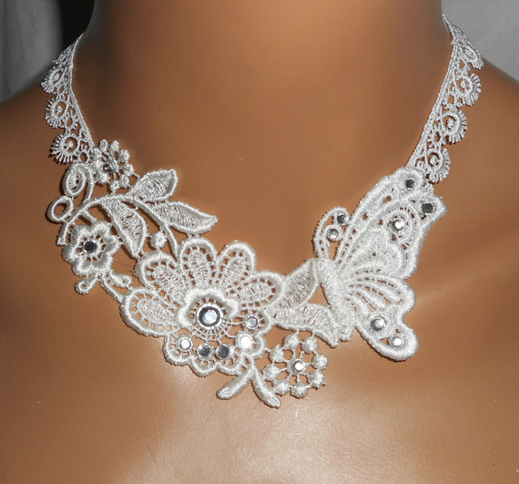 Witte kanten bloem en vlinder ceremonie ketting met Swarovski kristal en parels
