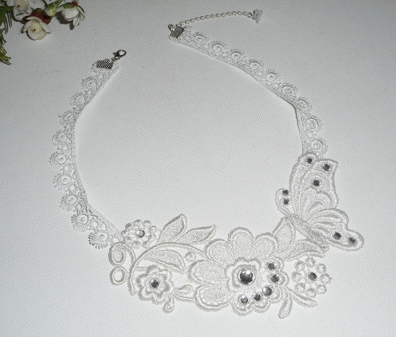 Witte kanten bloem en vlinder ceremonie ketting met Swarovski kristal en parels