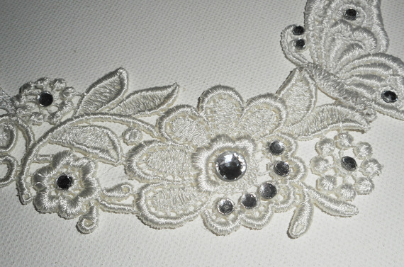 Witte kanten bloem en vlinder ceremonie ketting met Swarovski kristal en parels