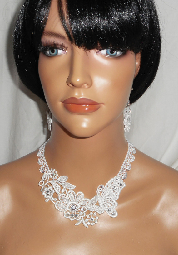 Witte kanten bloem en vlinder ceremonie ketting met Swarovski kristal en parels