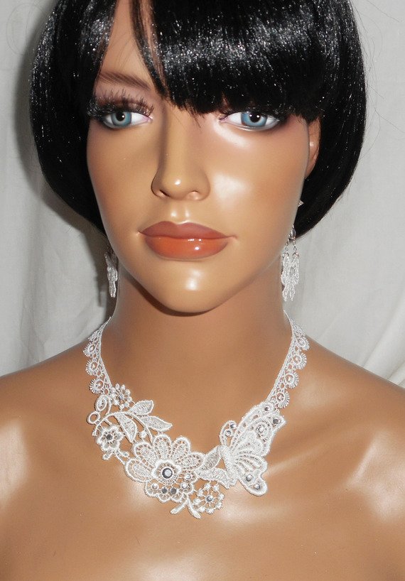 Witte kanten bloem en vlinder ceremonie ketting met Swarovski kristal en parels