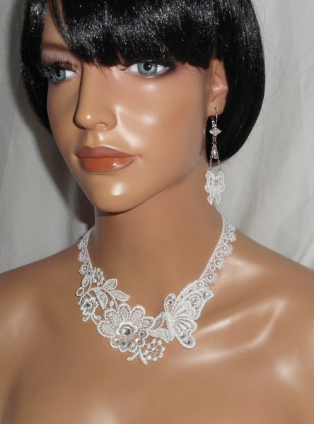 Witte kanten bloem en vlinder ceremonie ketting met Swarovski kristal en parels