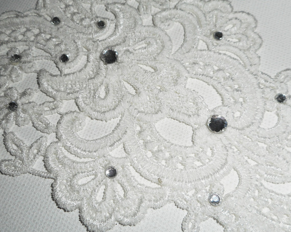 Witte Kant Ceremonie Ketting met Swarovski Kristal Bloem Ontwerp