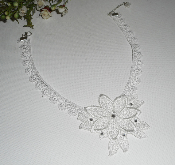 Witte kanten bloemenceremonie ketting met Swarovski kristal