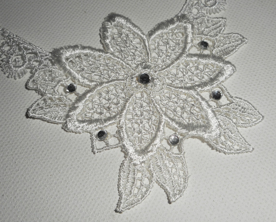 Witte kanten bloemenceremonie ketting met Swarovski kristal