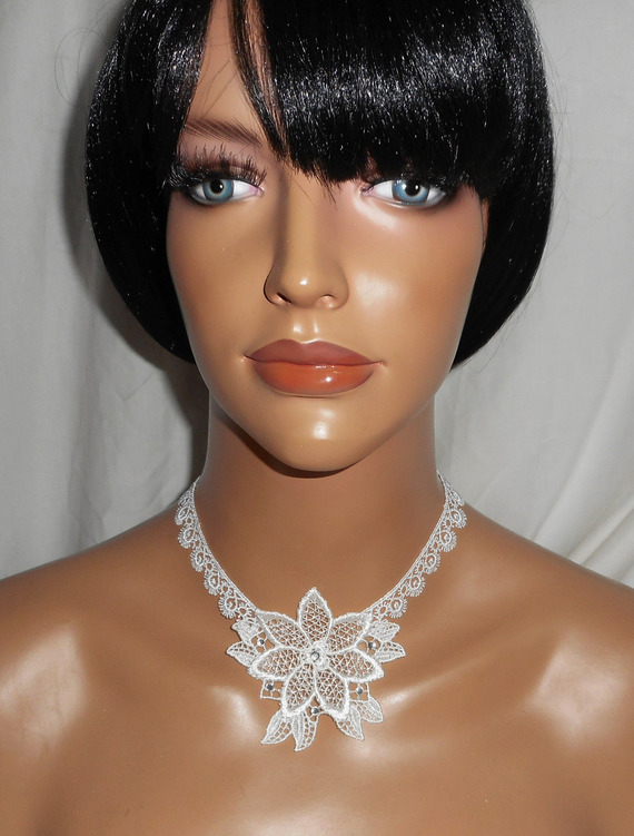 Witte kanten bloemenceremonie ketting met Swarovski kristal