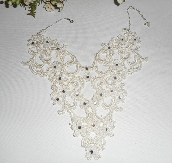 Ceremoniële halsketting met arabesk patroon en bloemen met Swarovski kristal